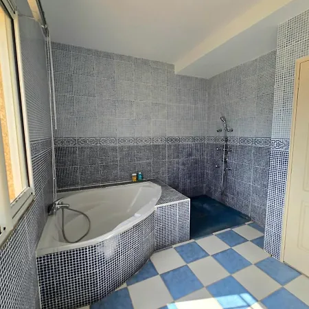 Sorra : Belle Villa, Piscine, Jardin Et A 5 Minutes.
