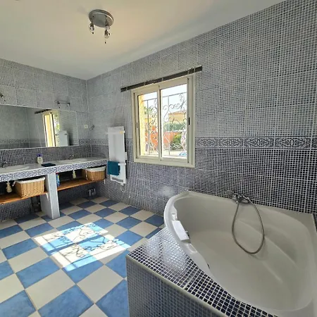Гостевой дом Sorra : Belle Villa, Piscine, Jardin Et A 5 Minutes.