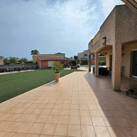Sorra : Belle Villa, Piscine, Jardin Et A 5 Minutes. Pensjonat *